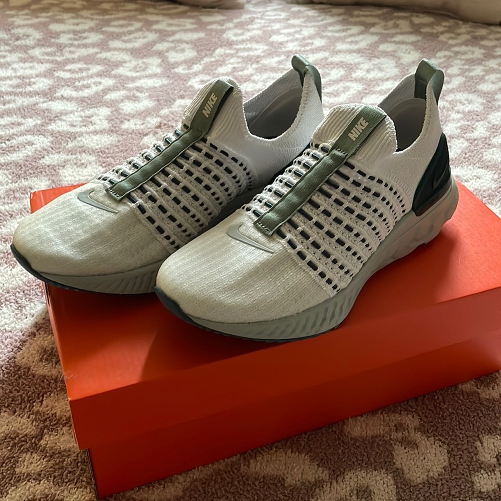 Nike React Phantom Run, Green And White Size 6.5 - image 1